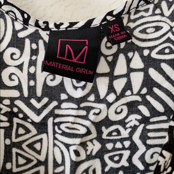 Fun Pattern black& white blouse! - Picture 2 of 4